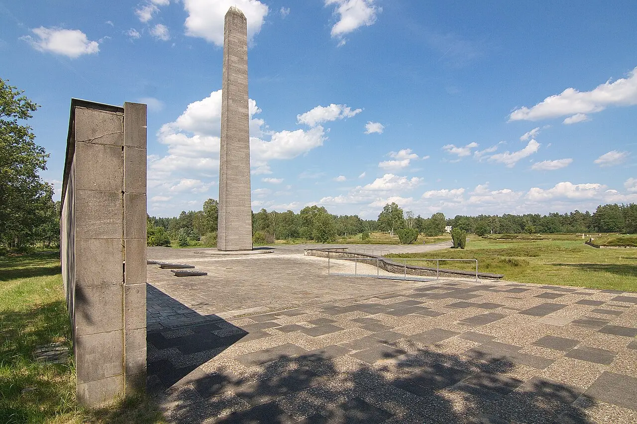 Obelisk and inscription wall, Bergen-Belsen Memorial