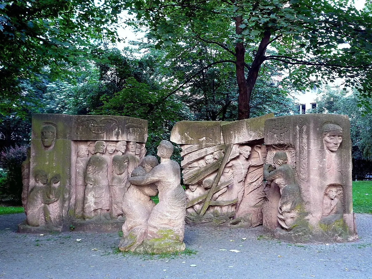 "Block der Frauen", frontal view