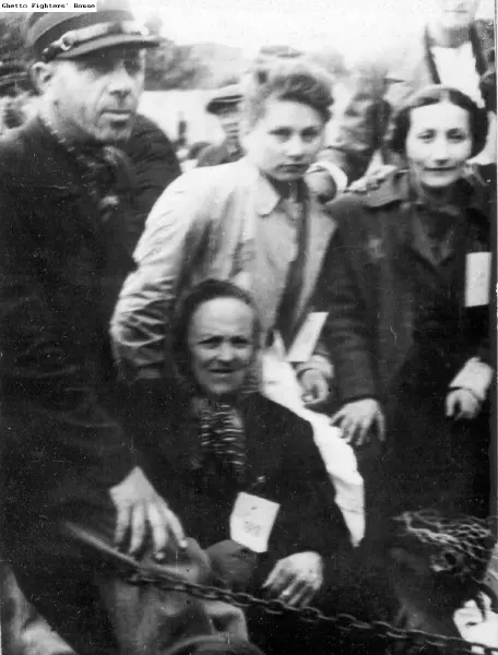 Deportees from Germany and the Protectorate arrive in the Łódź ghetto (1941)