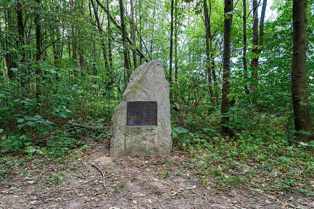 Memorial stone at the new Jewish cemetery, Piaski (2026)